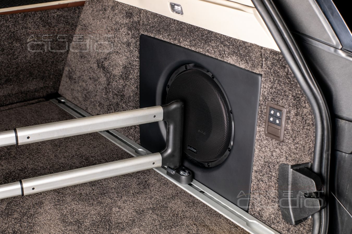 Встроенный сабвуфер-стелс в Range Rover Autobiography