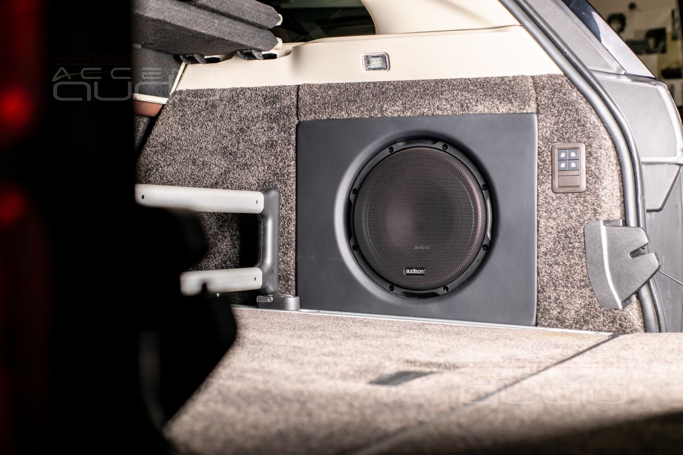 Встроенный сабвуфер-стелс в Range Rover Autobiography