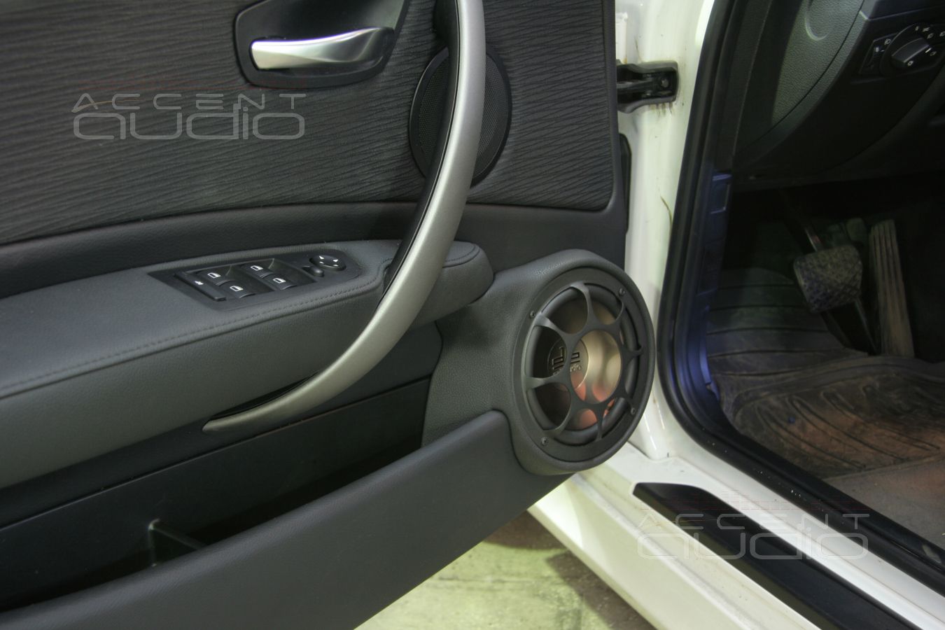 Мидбасы в двери BMW 118