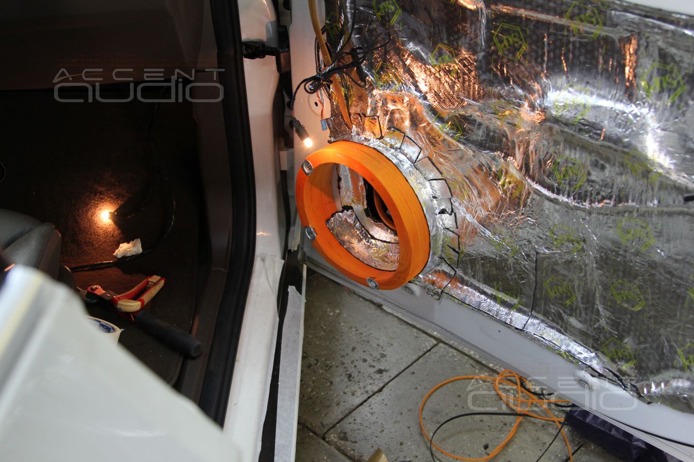 Процесс установки динамиков в двери BMW X5
