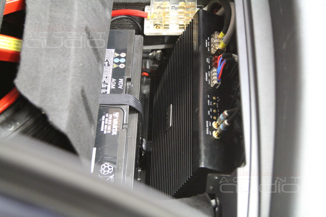 Установка усилителей в Porshe Macan