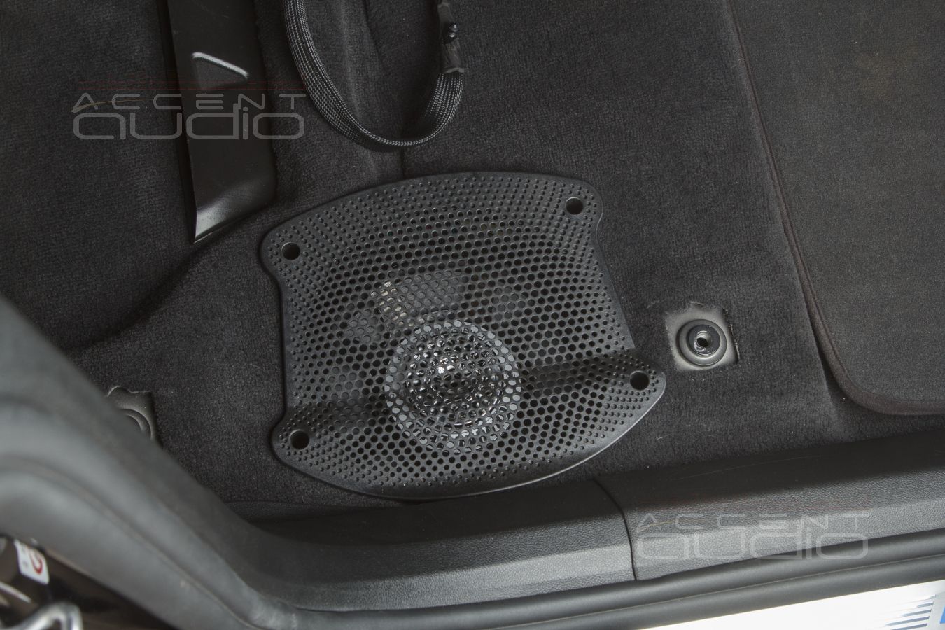 Штатный монтаж внутрипольных вуферов GroundZero