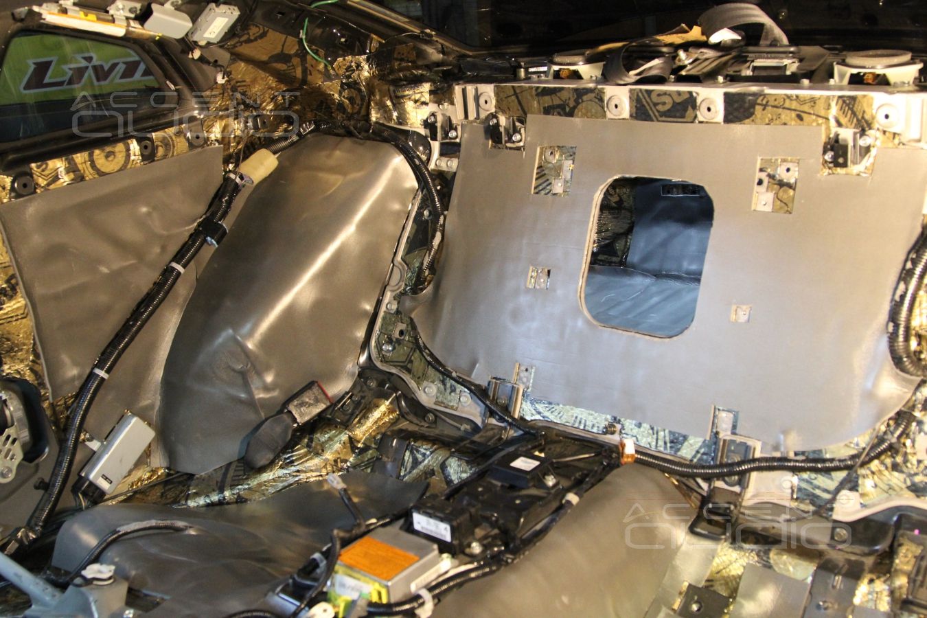 Шумоизоляция пола и багажного отсека Nissan GT-R в 2 слоя