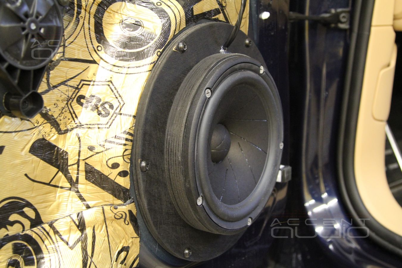 Новая акустика в Porshe Macan - 18 см мидбасы ScanSpeak Revelator в дверях