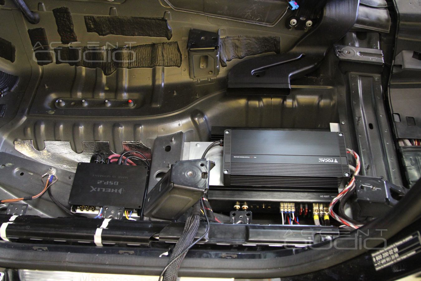 Скрытая установка усилителей и аудиопроцессора в Mercedes-Benz GLE