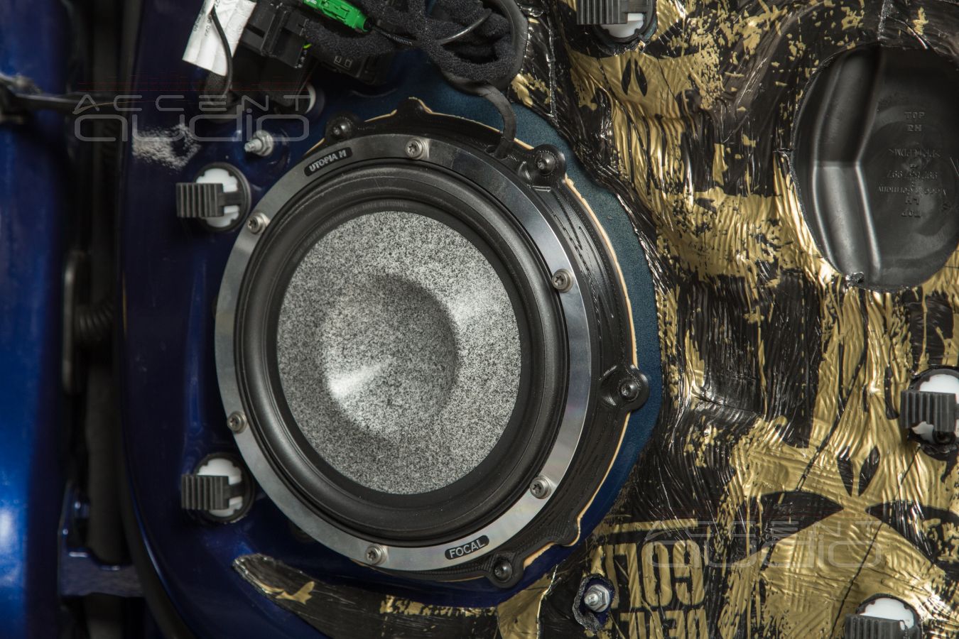 Аудиофильские миды Focal 8WM Woofer Utopia Be M в дверях Porsche Carrera 911 S