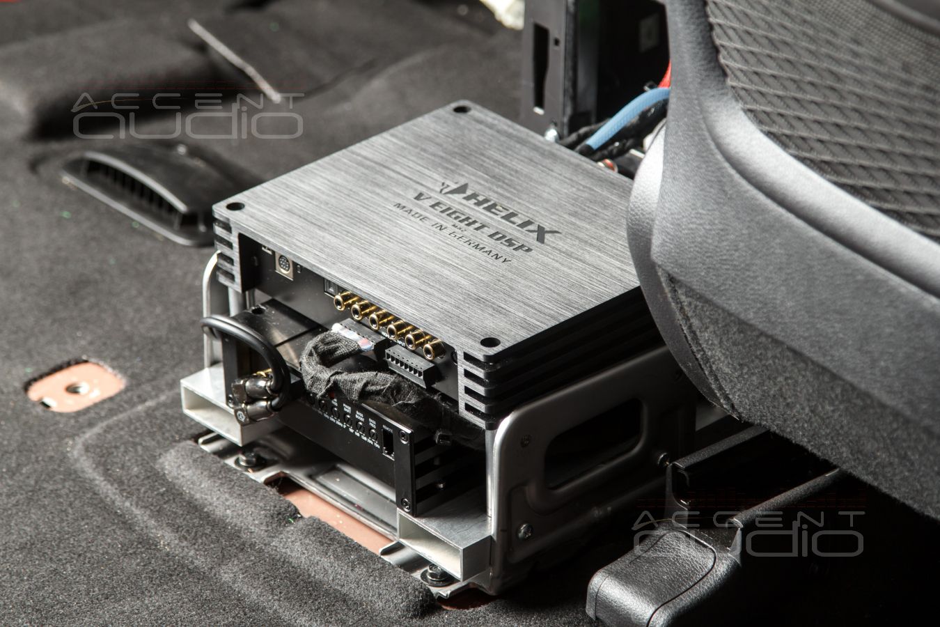 Скрытый, штатный монтаж двух усилителей в Kia Carnival