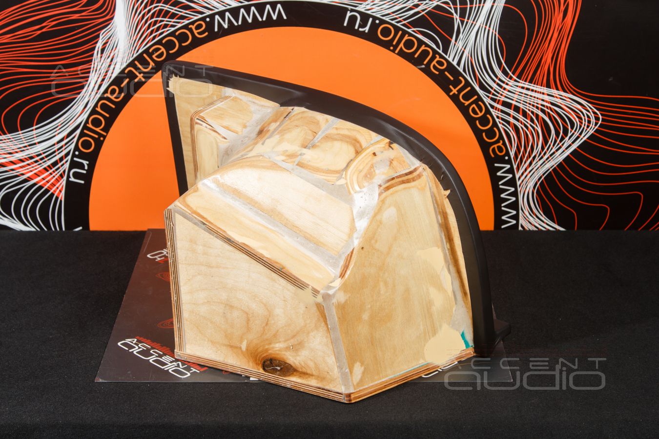 Звук Стиль Бас Focal – фирменный сабвуфер-стелс специально для Mercedes CLS