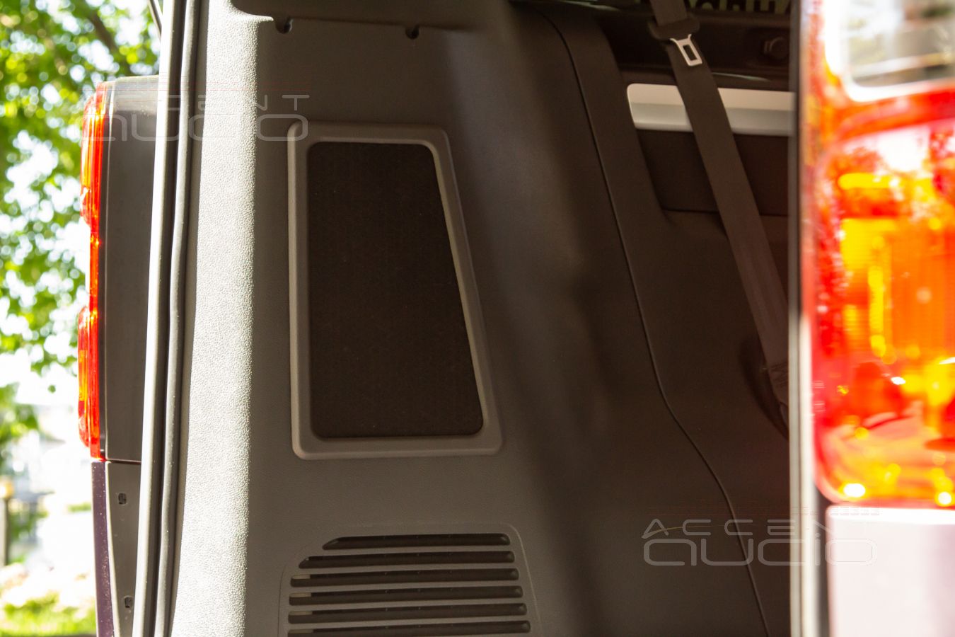 Полностью встроенный сабвуфер-стелс специально для Opel Zafira Life