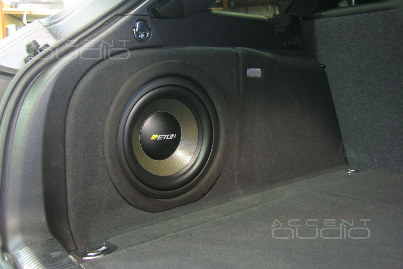 Сабвуфер-стелс из дерева в Audi A4