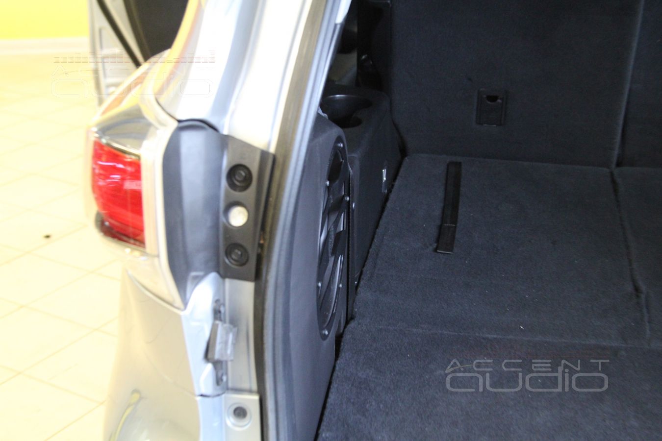 Сабвуфер-стелс в Toyota Highlander