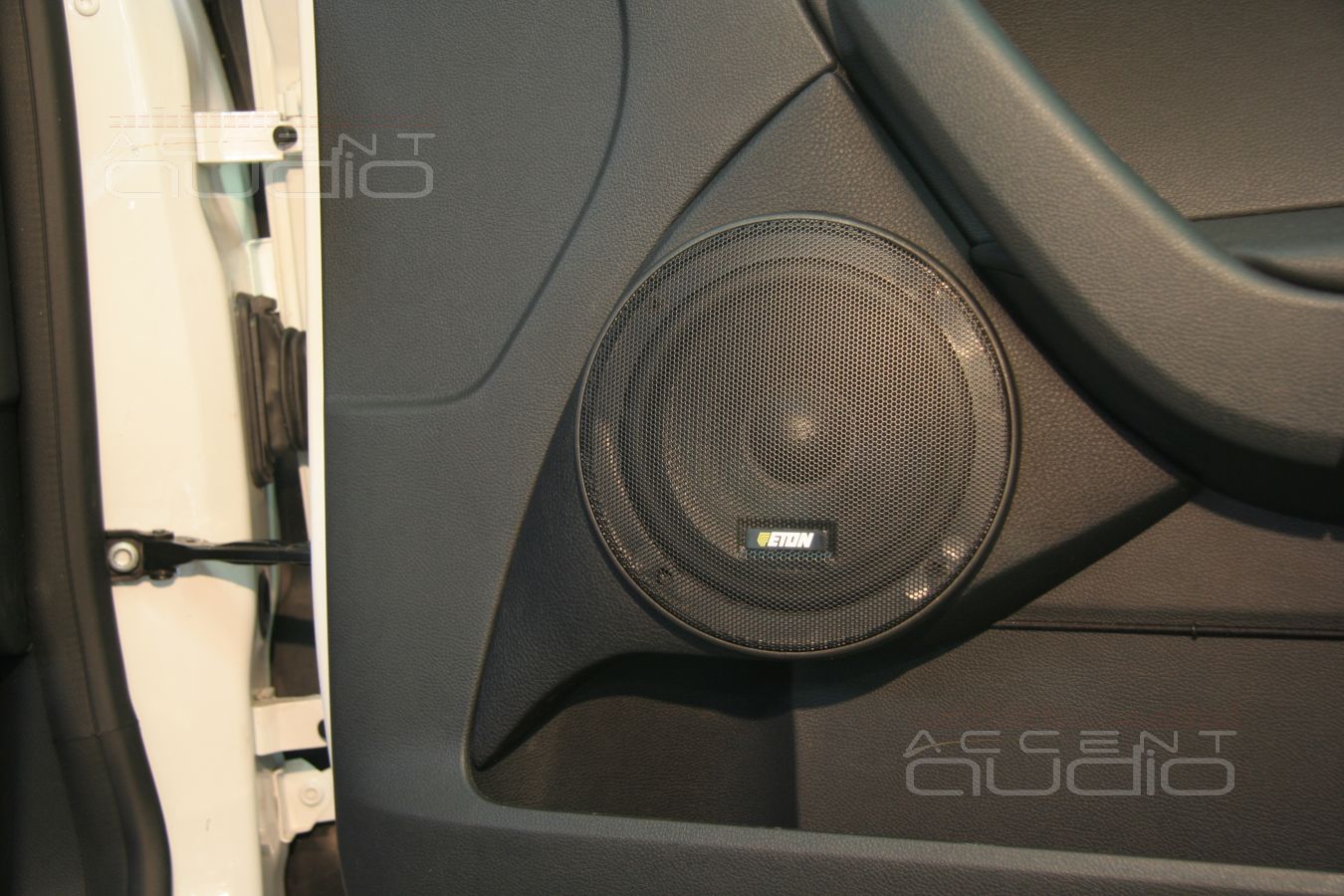 Установка мидбасов в Skoda Yeti 