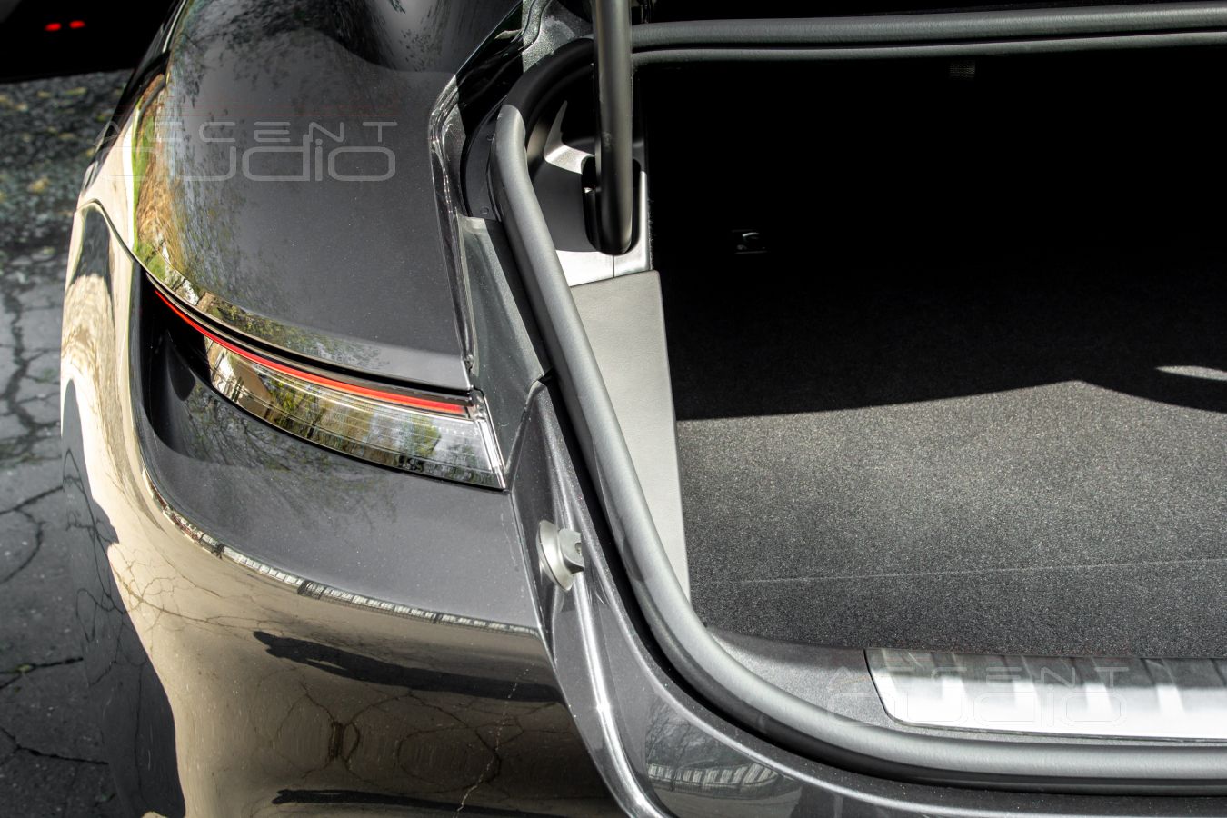 Встроенный сабвуфер-стелс для Porsche Taycan: возможно и очень эффективно !