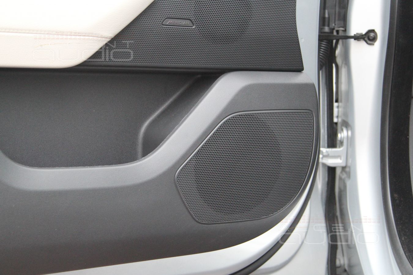 Аудиоподготовка Range Rover Velar, установка мидбасов Focal и великолепный пластик обшивок