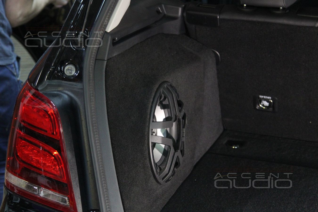 Сабвуфер Eton HEX в Mercedes GLK