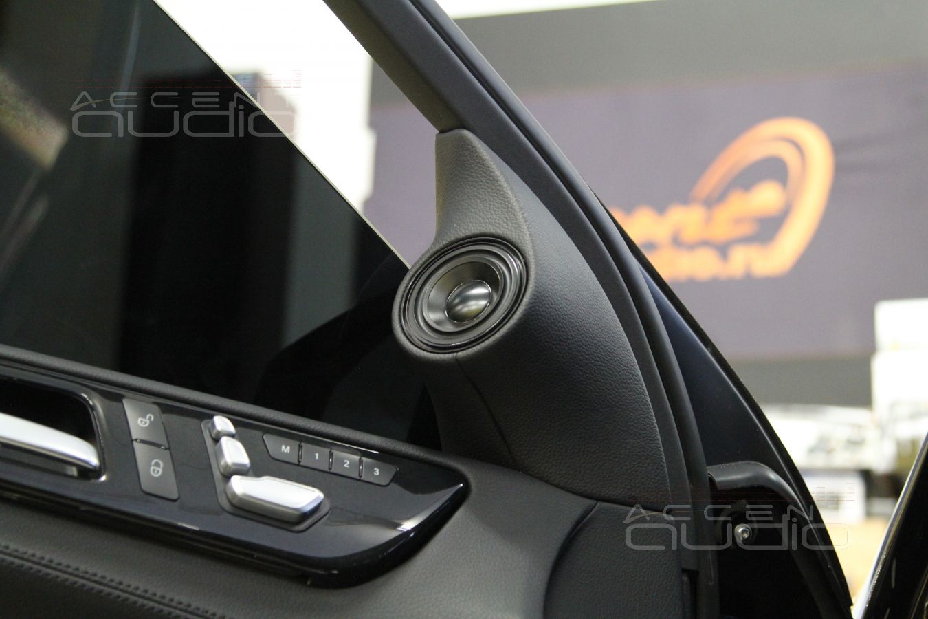 Широкополосный твитер или СЧ-ВЧ излучатель Ground Zero 60SQX в штатных местах Mercedes-Benz GLS