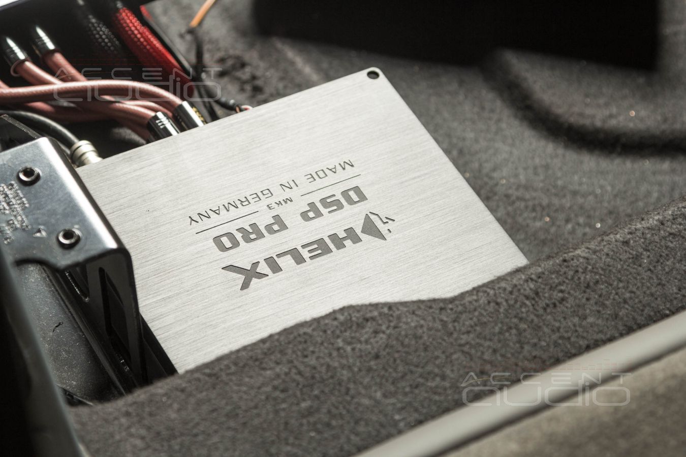 Выбор и монтаж усилителей AB класса в компактный Porsche Macan