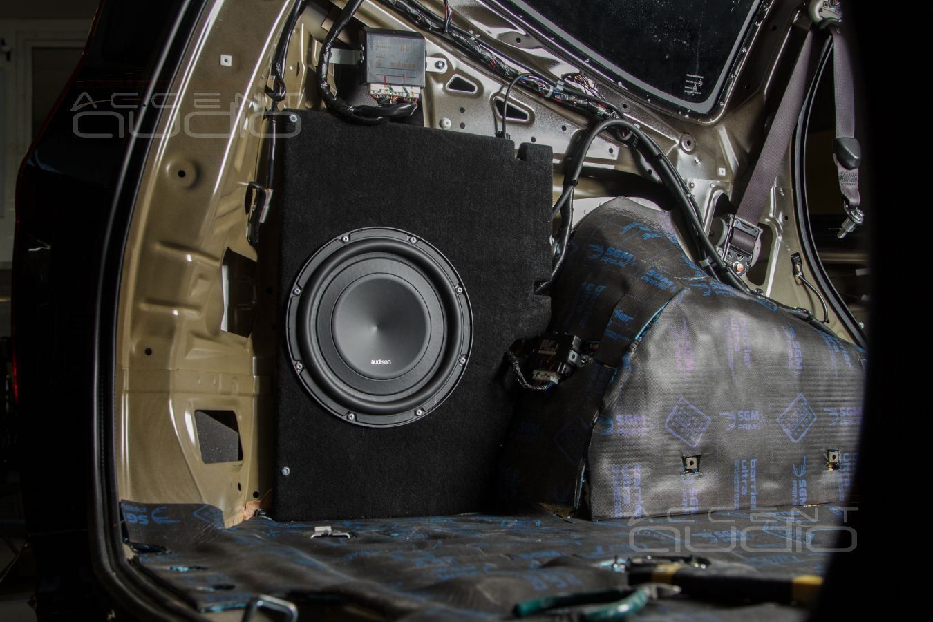Полностью скрытый, встроенный сабвуфер-стелс для Mitsubishi Pajero Sport