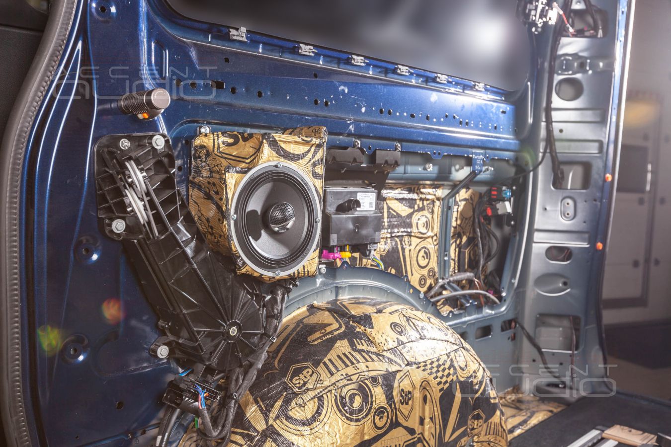 Тыловая акустика для задних пассажиров в Mercedes-Benz Vito