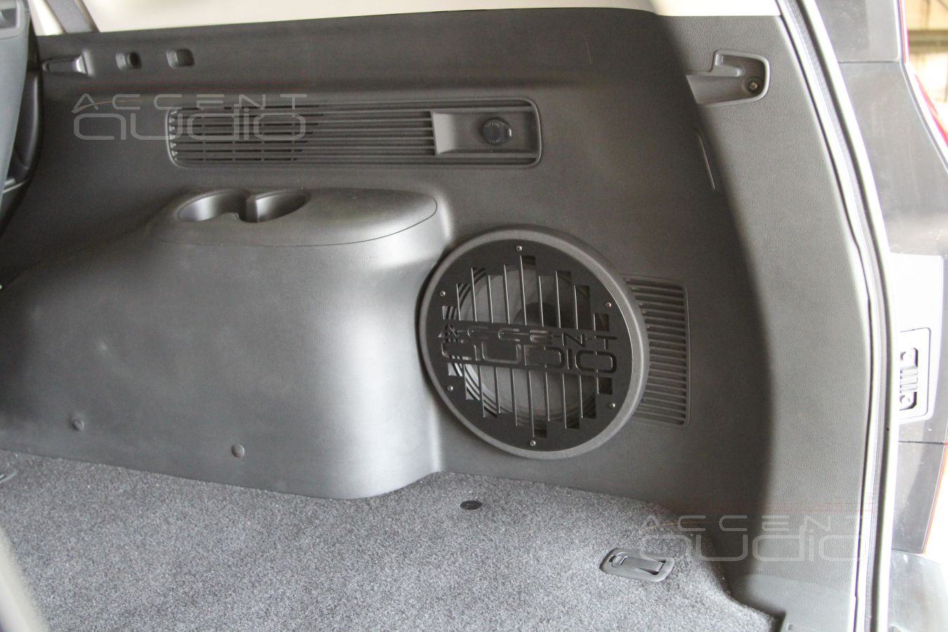 Встроенный сабвуфер-стелс Audison Voce AV10 в Pagero Sport