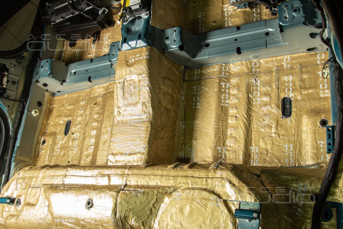 Шумоизоляция Geely Monjaro: первый слой - самый важный !