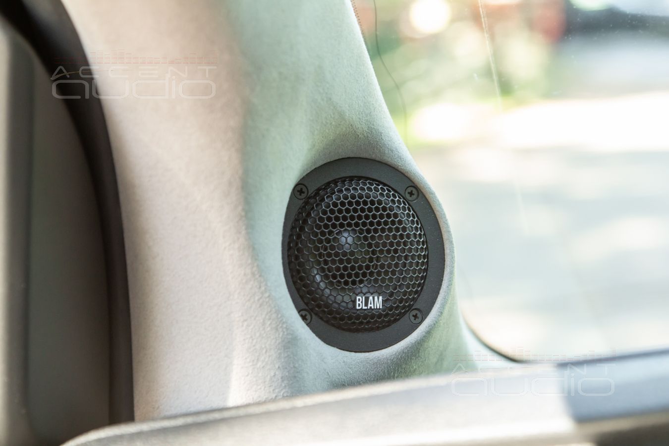 Правильное расположение широкополосных излучателей Blam в Opel Zafira Life