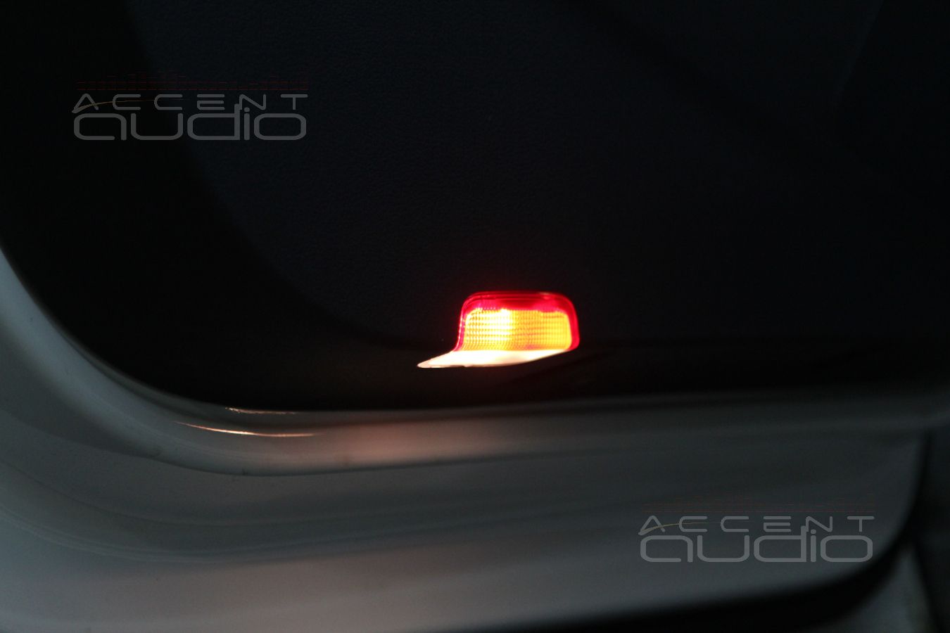 Volkswagen Tiguan: подсветка в дверях. Меняем отражатели на плафоны.