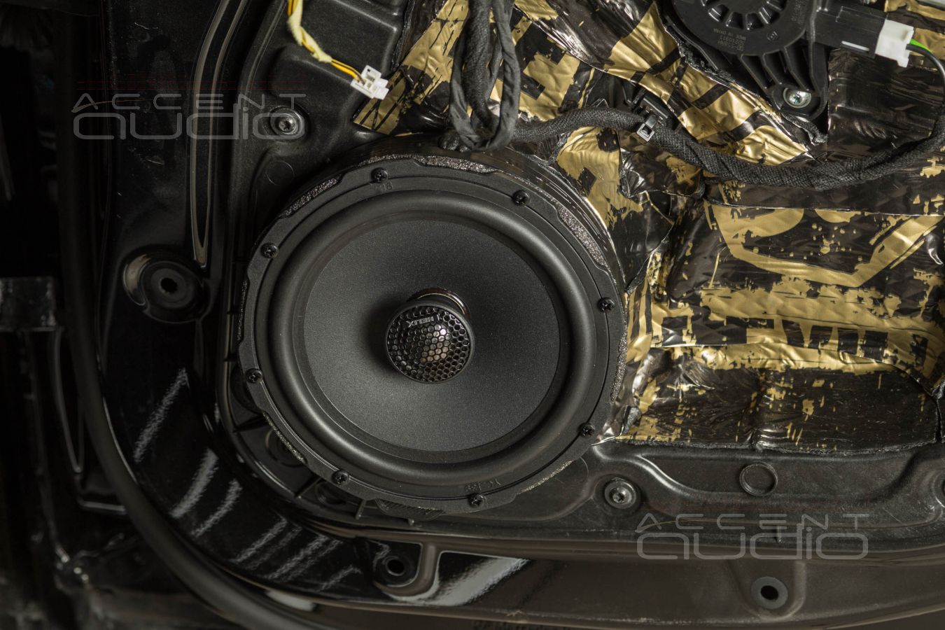 Тыловая акустика в Mercedes-Benz A 45 штатно – для плотной электроники и объема