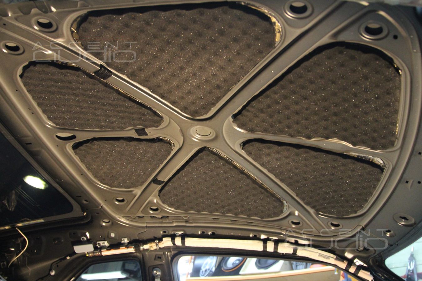 Шумоизоляция крыши Nissan GT-R в 2 слоя