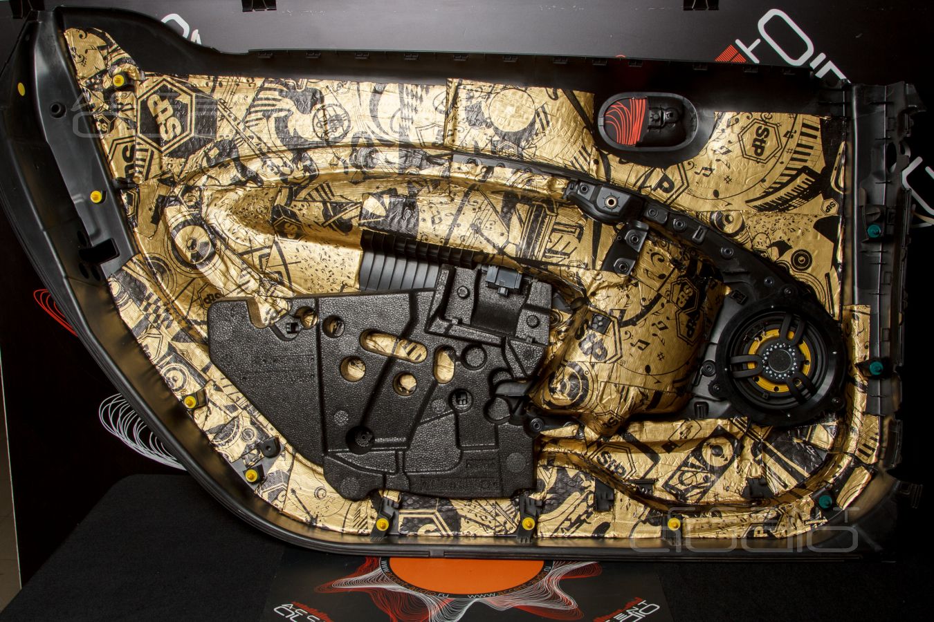 Аудиоподготовка дверей и установка мидбасовых динамиков Morel Virtus Nano Carbon MW6