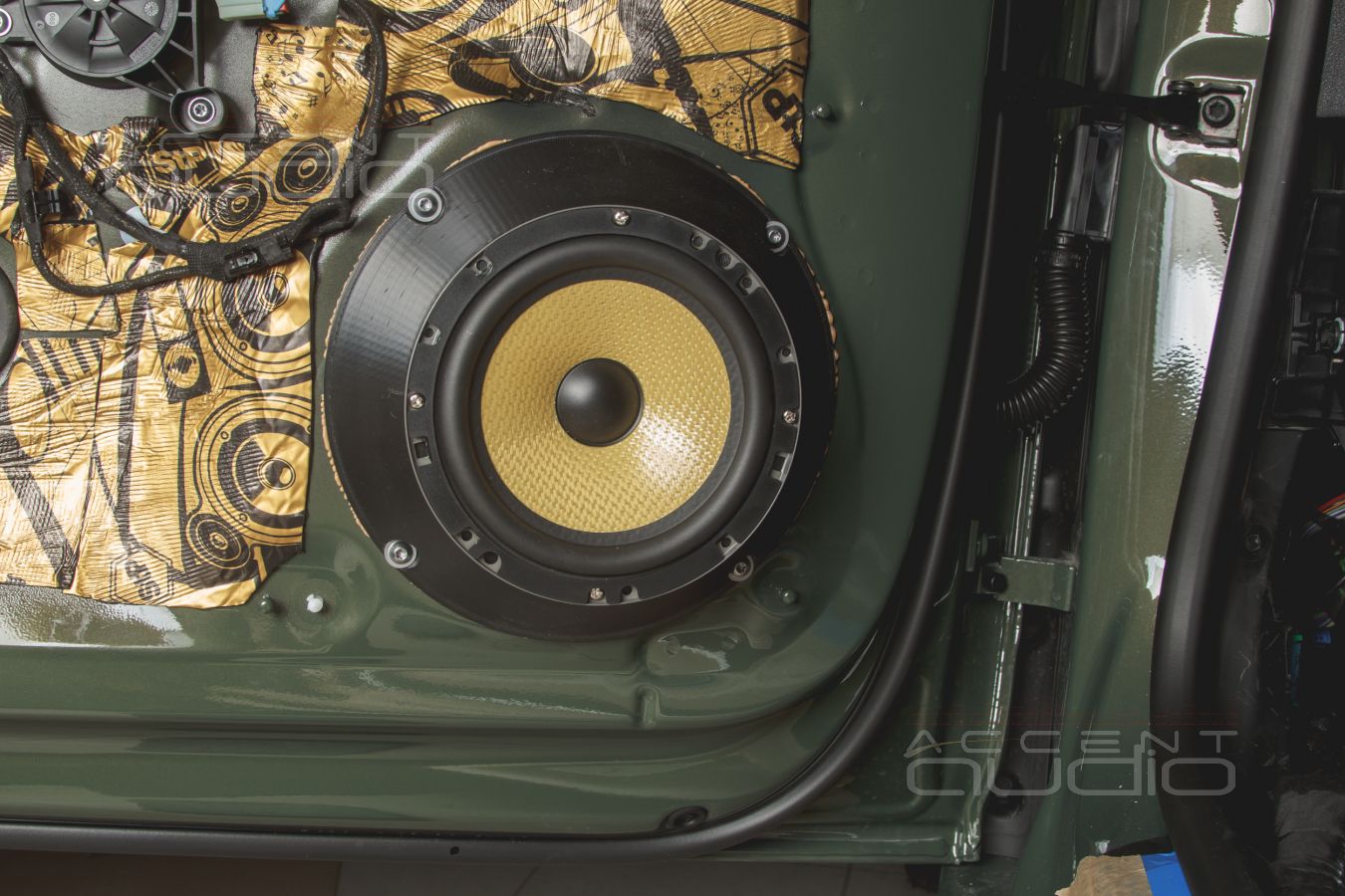 Аудиоподготовка дверей и установка новых мидбасов ESX VE6.2W mk2 в Audi A5