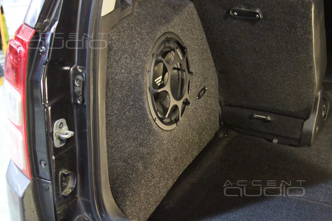 Сабвуфер стелс в Suzuki Grand Vitara