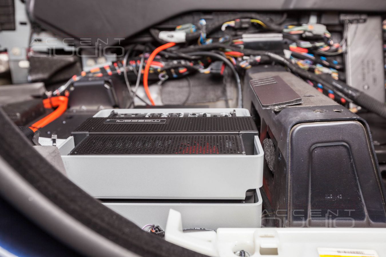 Установка усилителей Mosconi и аудиопроцессора Helix в RangeRover Vogue