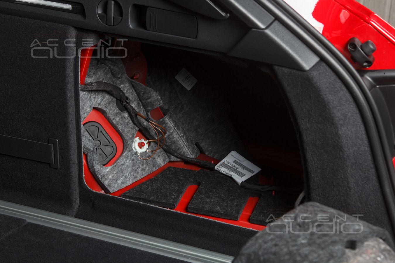 Полная интеграция и стильная встройка: сабвуфер-стелс для Audi A4 Avant 2021
