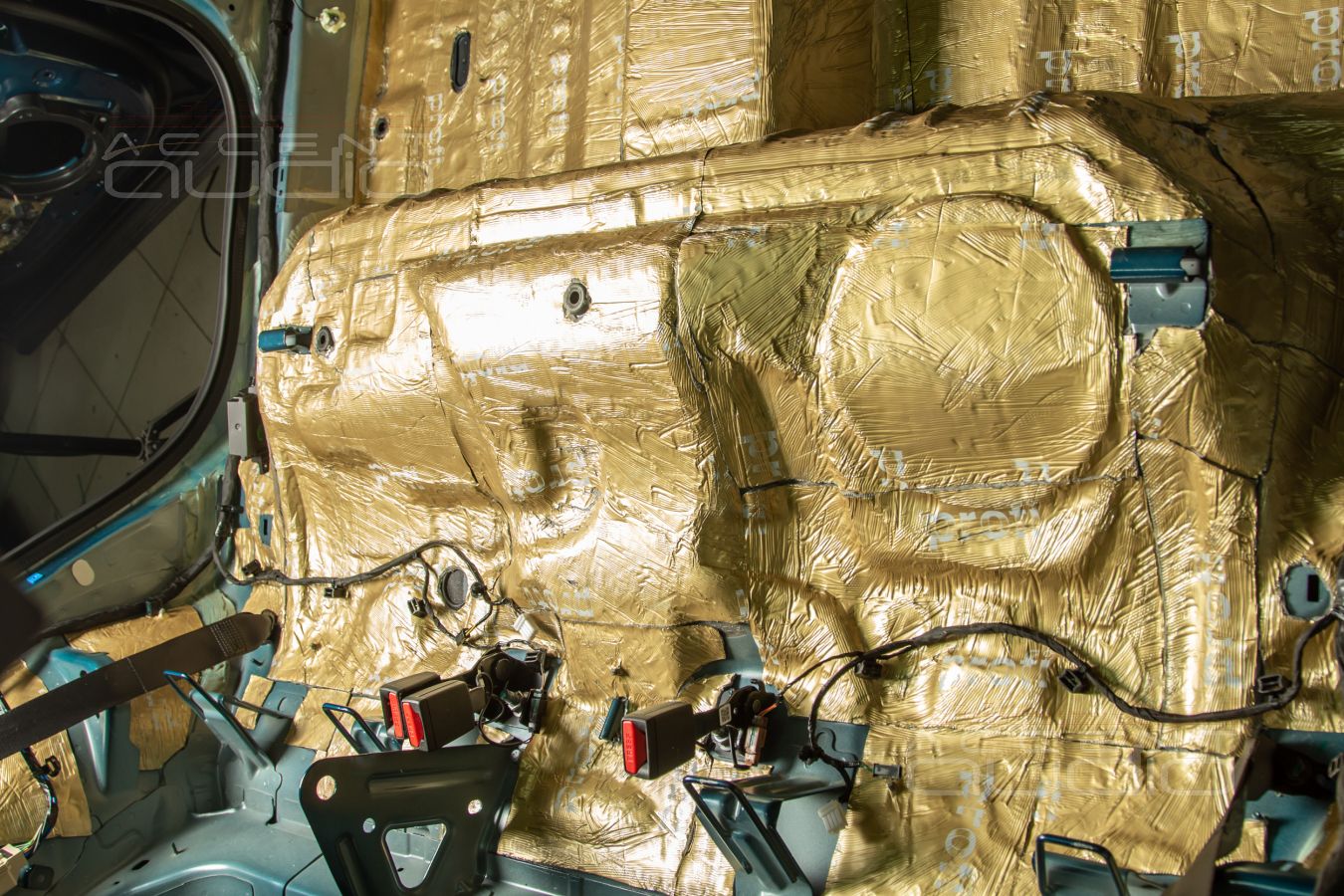 Шумоизоляция Geely Monjaro: первый слой - самый важный !