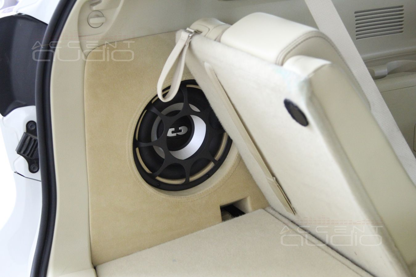 Встроенный сабвуфер в Toyota Highlander 2015 не мешает 3 ряду сидений