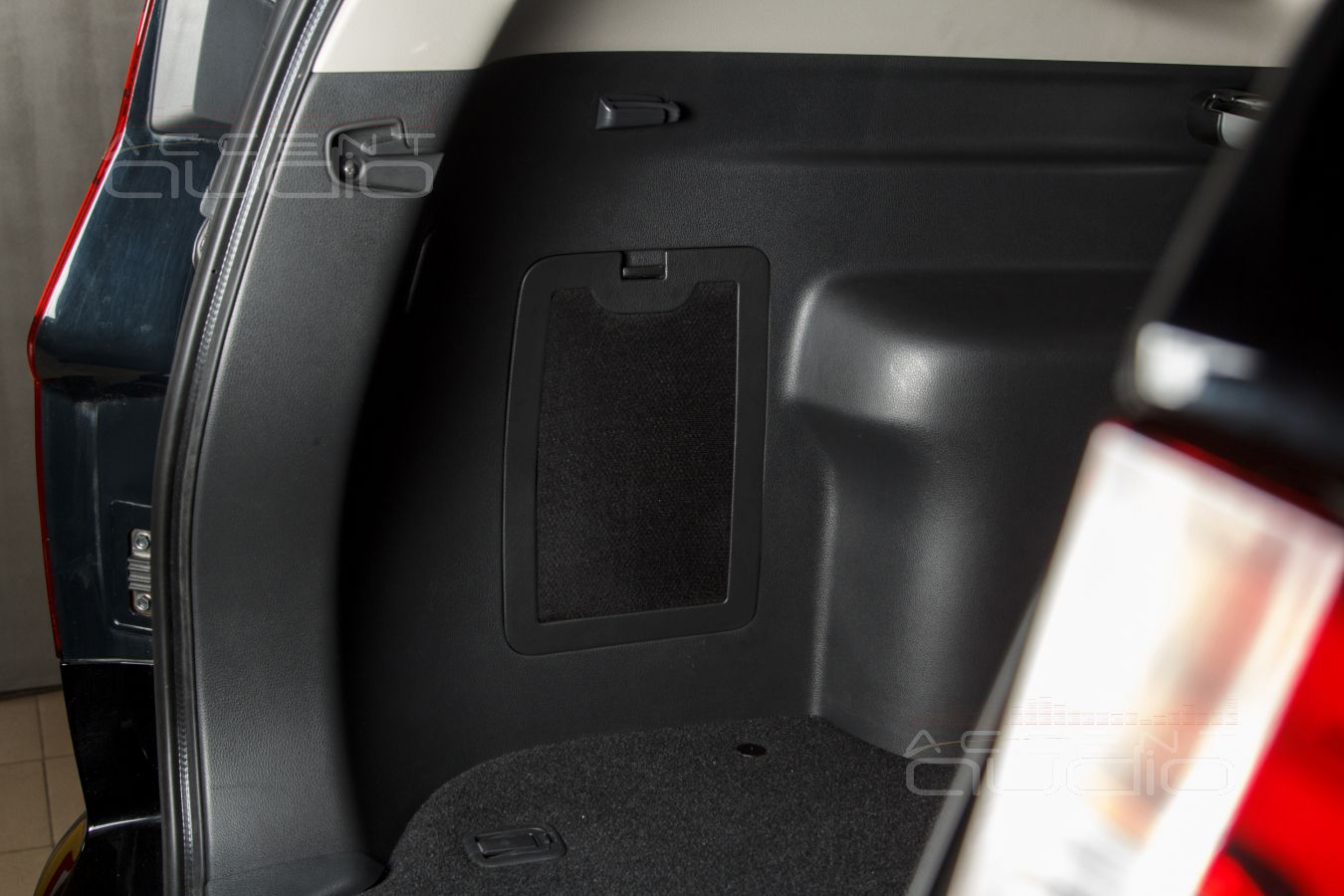 Полностью скрытый, встроенный сабвуфер-стелс для Mitsubishi Pajero Sport