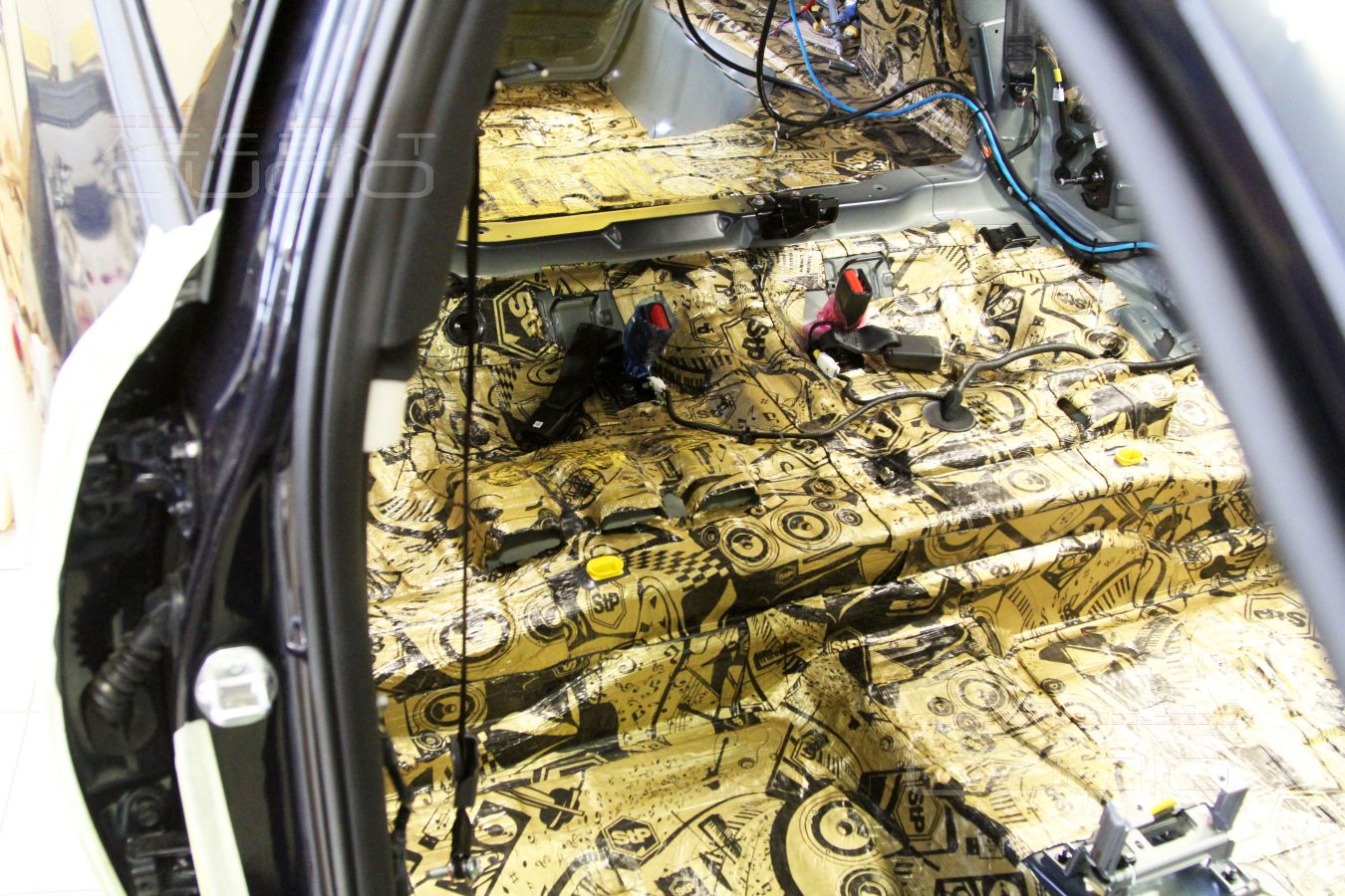 Шумоизоляция пола и задних дверей Kia Optima