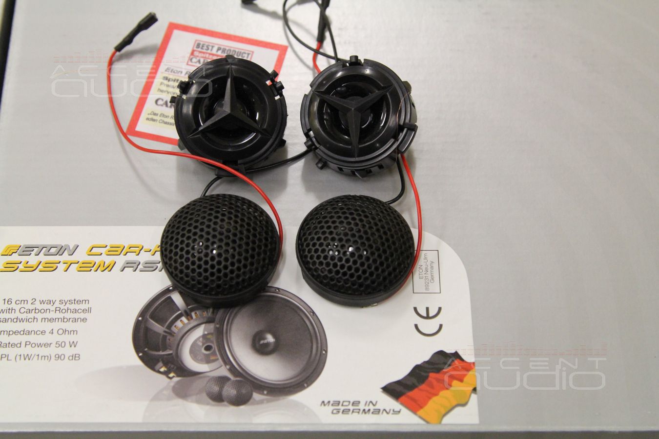 Подиумы под твитеры Eton, которые могли быть спрятаны, но теперь установлены правильно