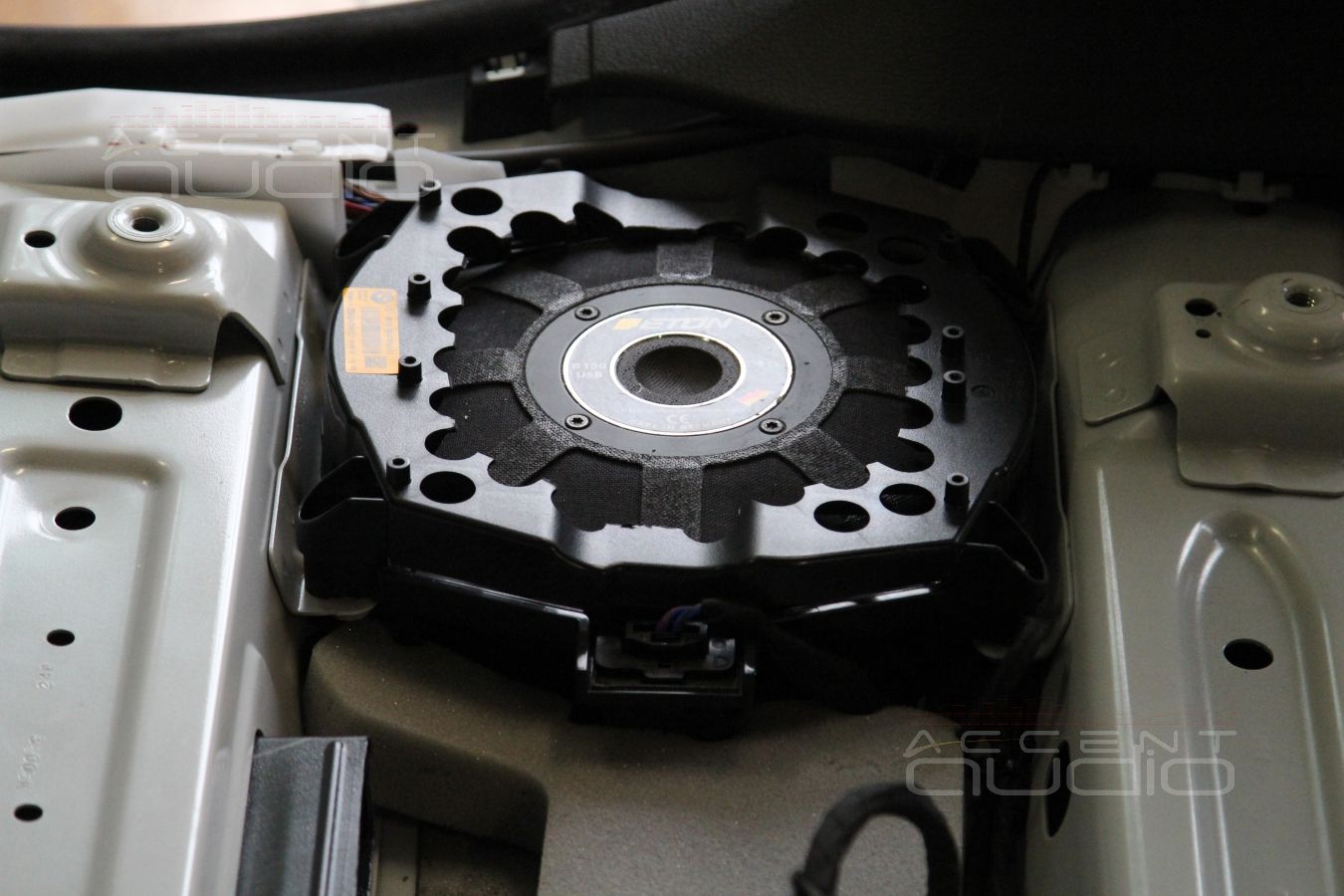 Установка подсидельных мидбасов Eton в BMW X5