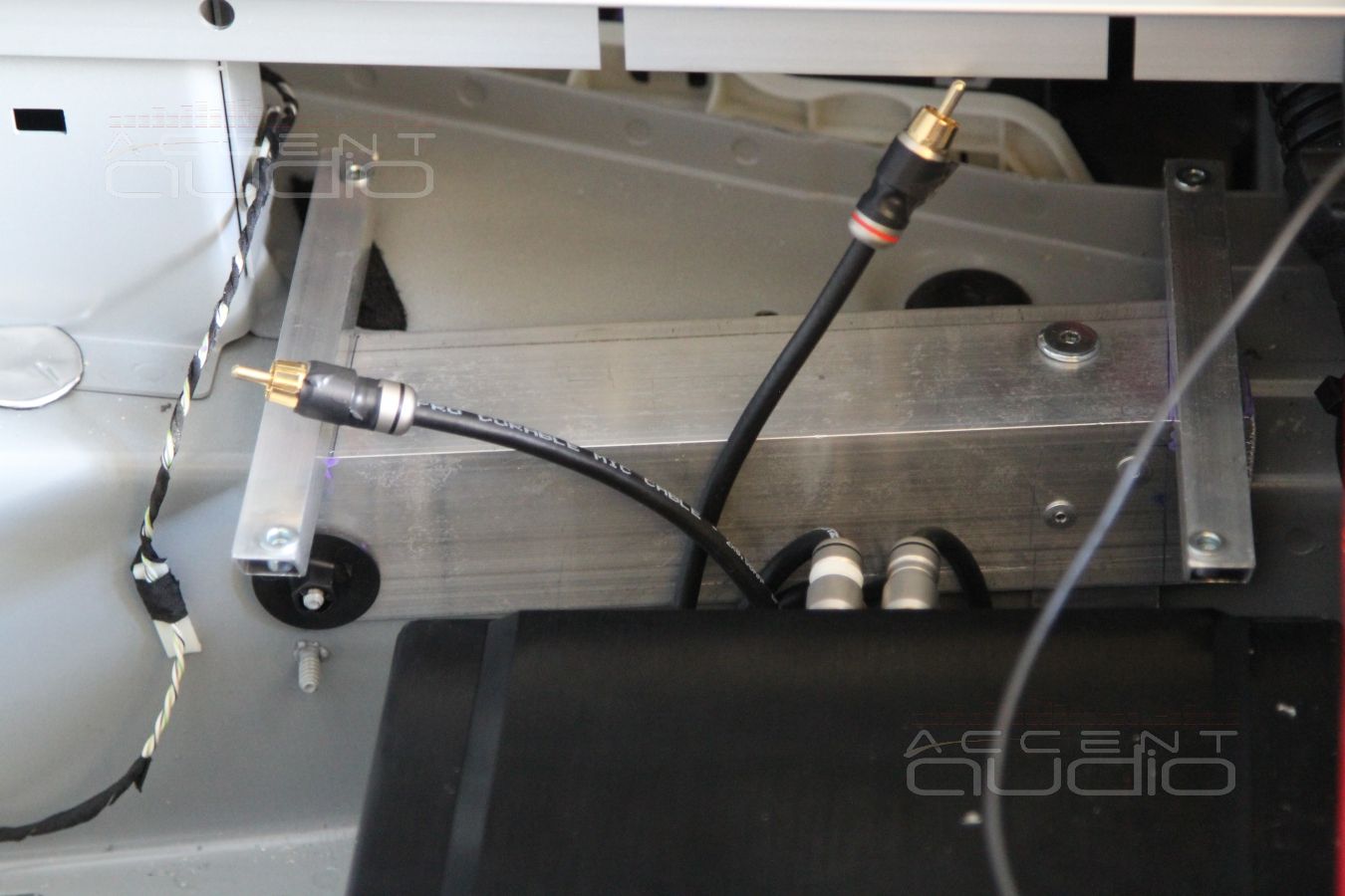 Сабвуферный усилитель в BMW X5