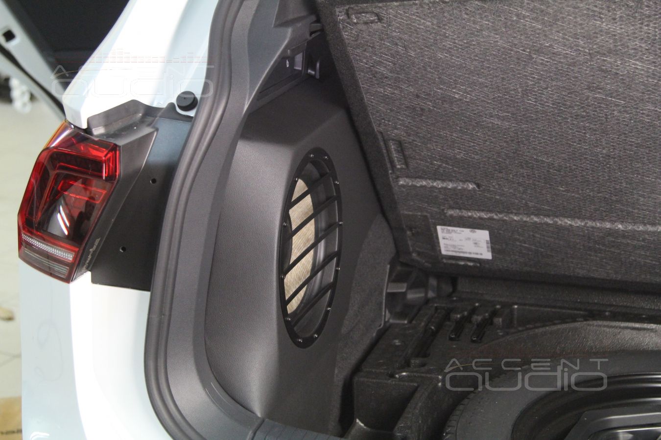 Сабвуфер стелс в новый Volkswagen Tiguan 2017