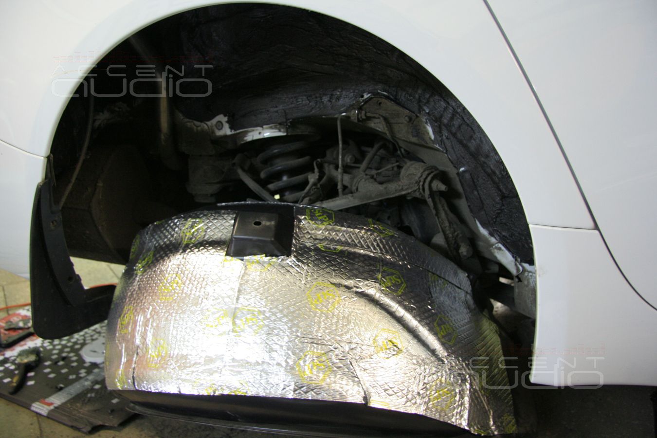 Шумоизоляция колесных арок на Jaguar XF