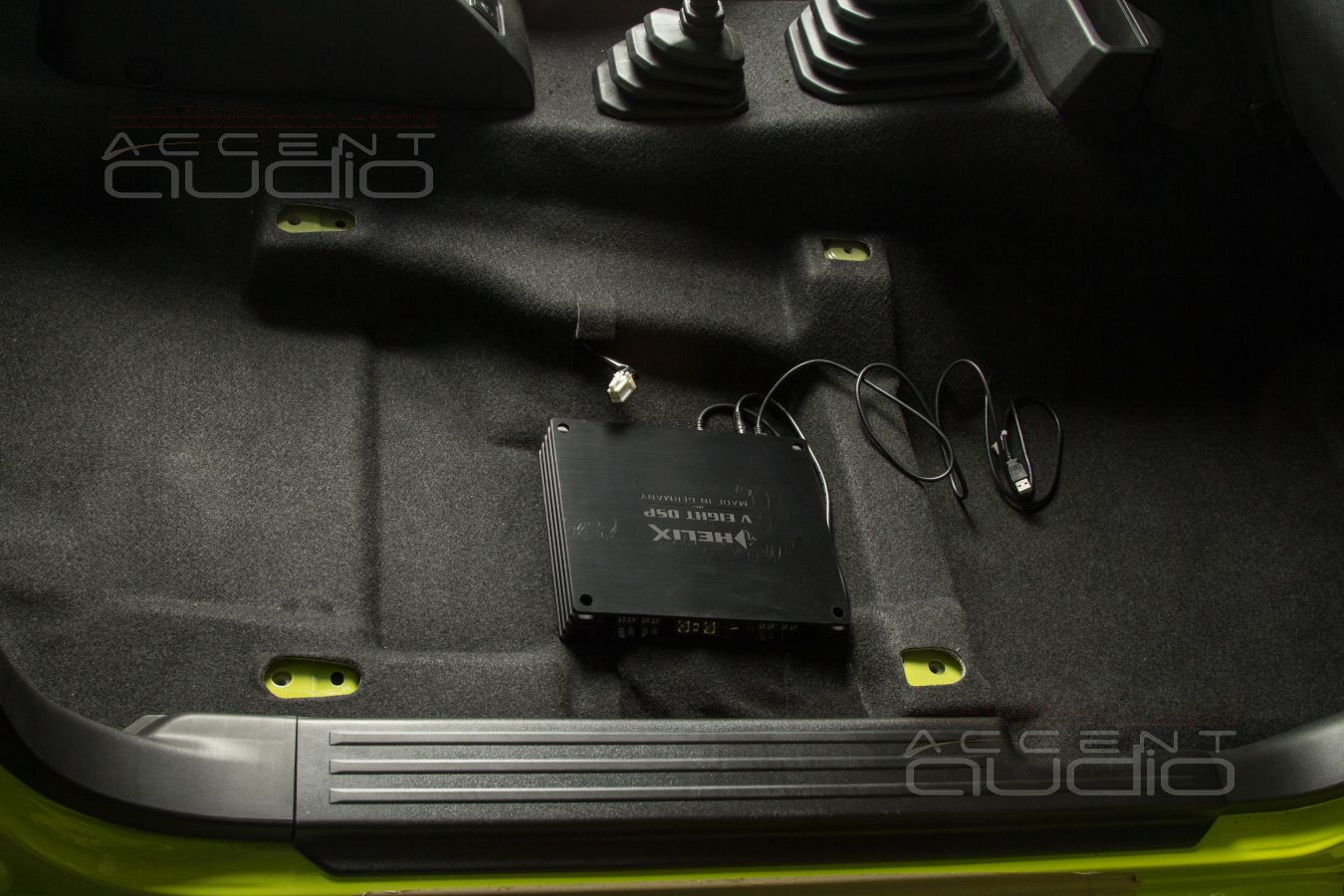 Скрытая установка компактного 8 канального усилителя Helix в Suzuki Jimny