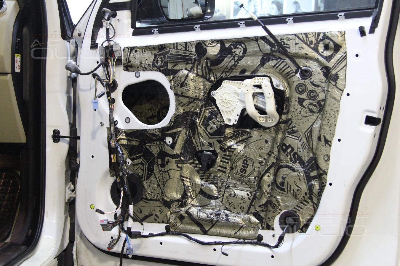 Установка акустики в Range Rover Discovery: мидбас Focal KRX