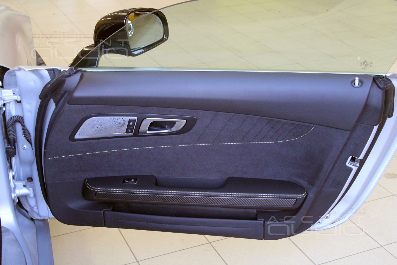 Установка новых среднечастотных динамиков Brax в штатные места Mercedes-Benz GT