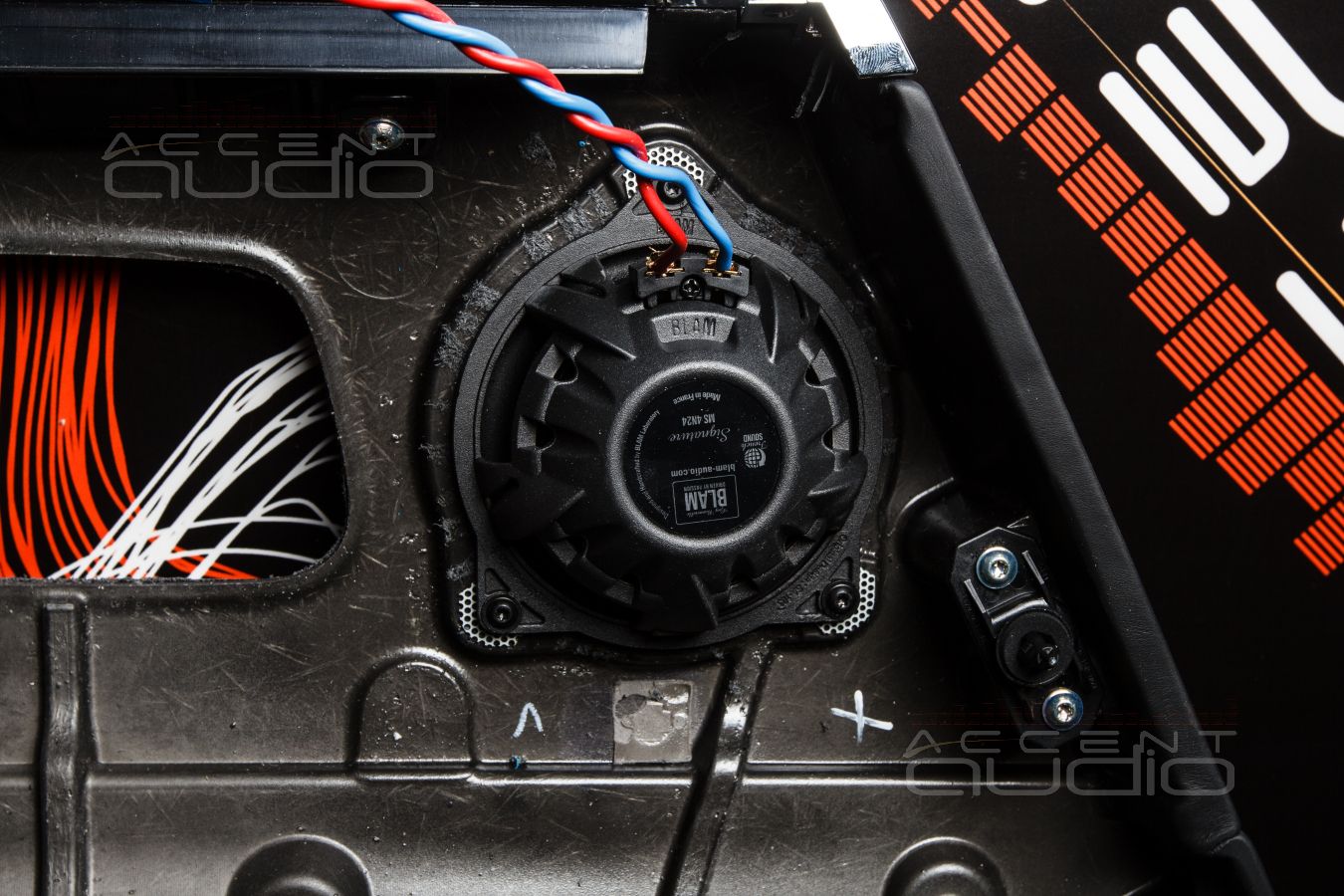 Все по штату: твитеры SOAudio и среднечастотники BLAM в штатных местах Rolls Royce Wraith