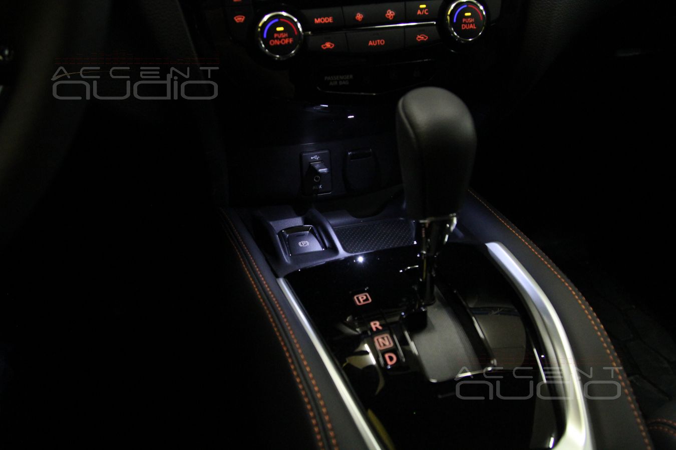 Дополнительный свет в пространство перед ручкой КПП Nissan Qashqai.