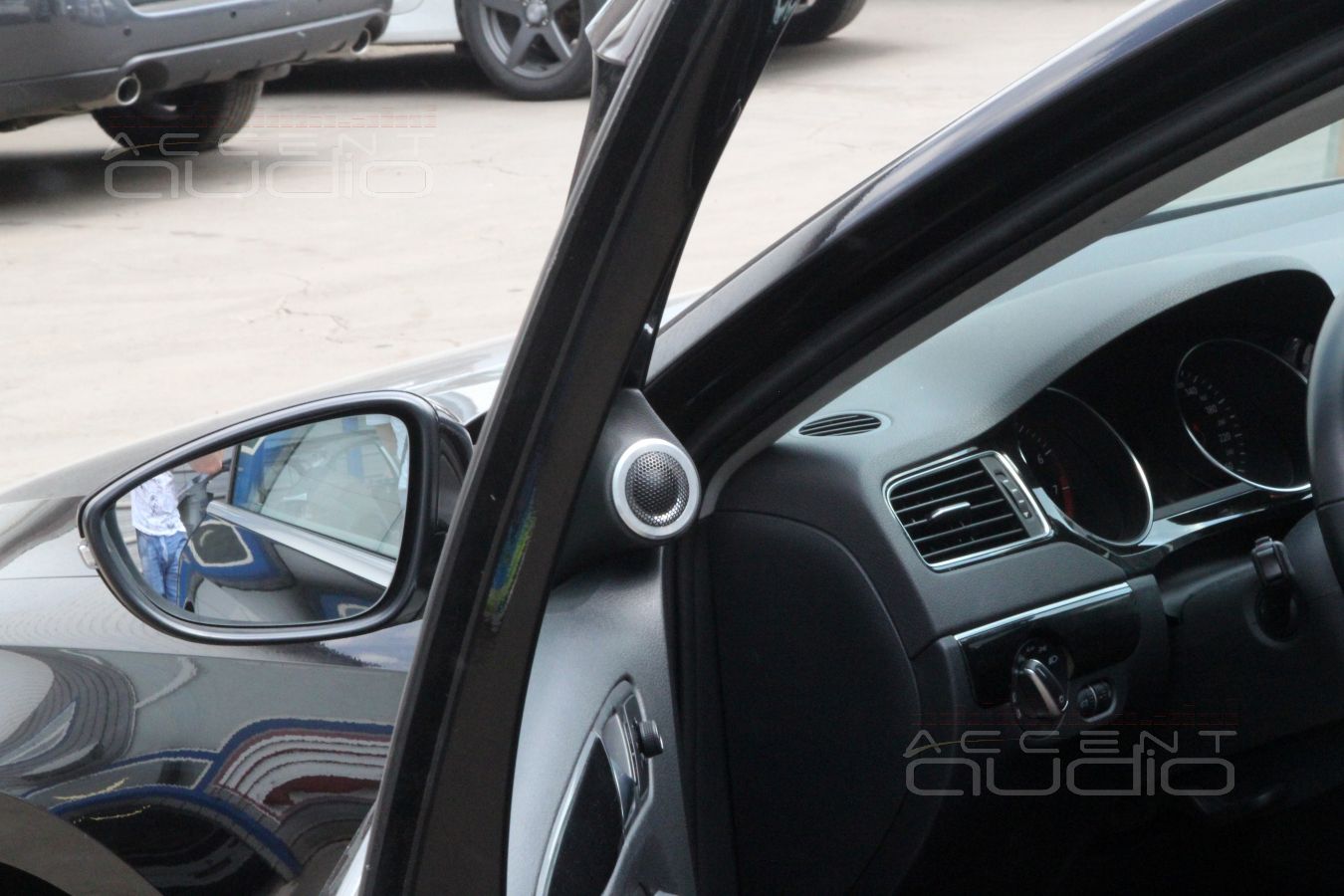 Установка акустики: подиумы для E.O.S AL-267 в Volkswagen Jetta