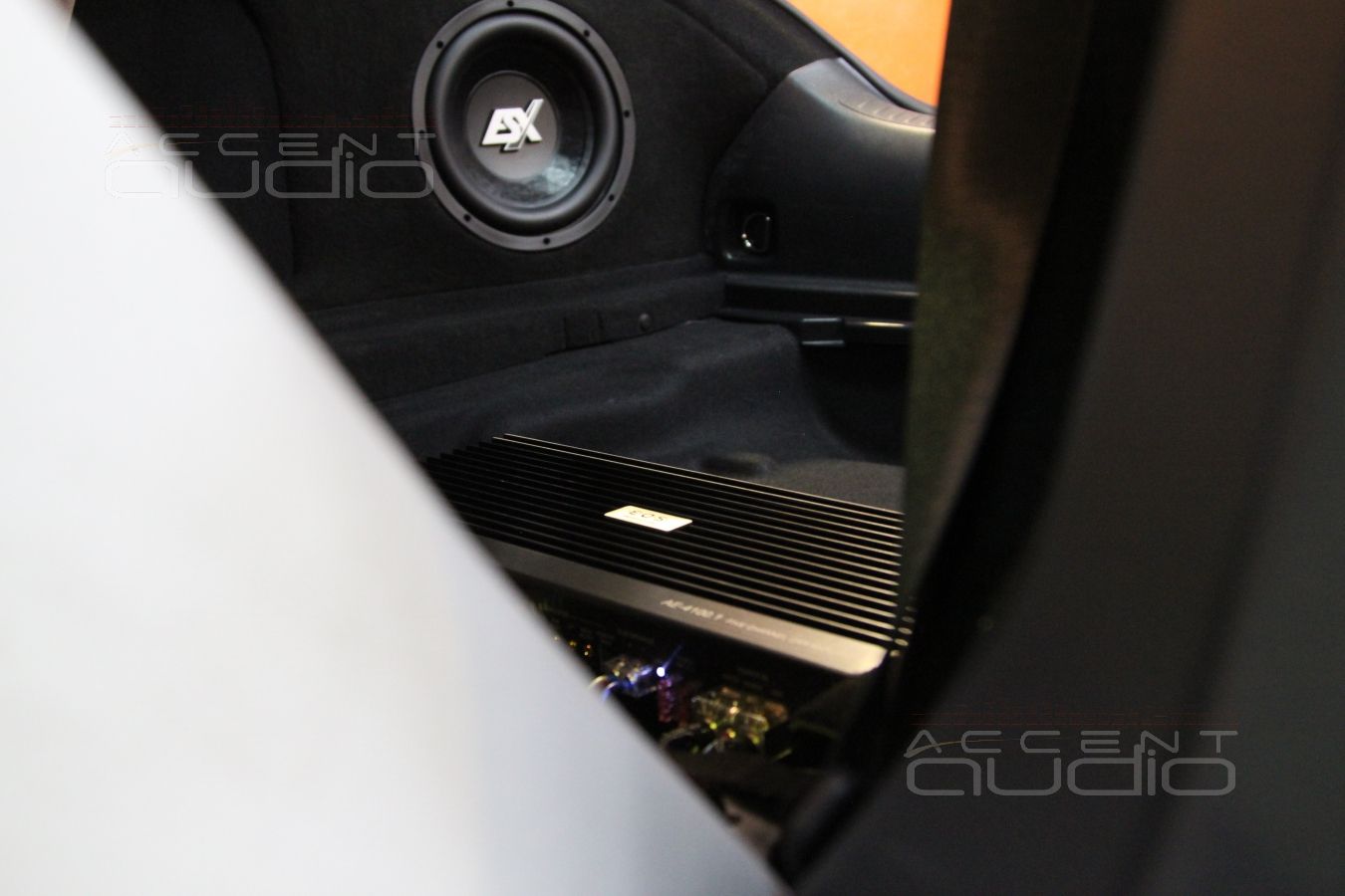 Сабвуфер, встроенный в крыло Mercedes CLA